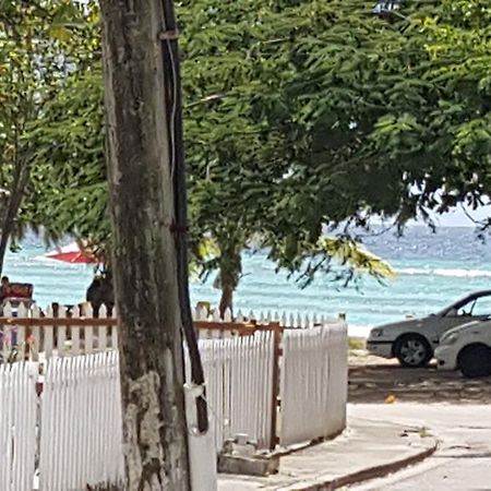 Worthing Beach Apartments Bridgetown Bagian luar foto