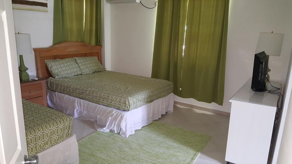 Worthing Beach Apartments Bridgetown Bagian luar foto