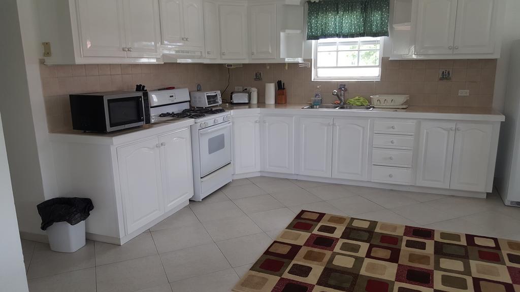 Worthing Beach Apartments Bridgetown Bagian luar foto